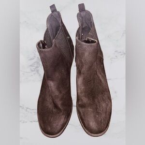 Woman’s size 11 slip on boots